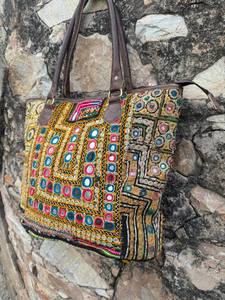 Bolso de Hombro Banjara Vintage Hecho a Mano – Bolso Boho Tribal Indio Tradicional con Espejos, Borlas y Bordados Ricos - Product Image 2