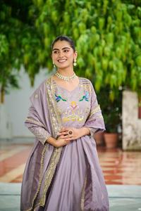 ชุดเดรส Anarkali ผ้าไหมวิชิตราที่สวยที่สุด พร้อมงานปักเลื่อมและงานปักดิ้นทองอย่างประณีต ชุดเดรสแฟนซีสำหรับผู้หญิง - Product Image 3