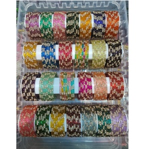 Ensemble de bracelets indiens en verre colorés au design unique pour femmes, bijoux de mariée traditionnels pour les festivals et les célébrations, en vente - Product Image 2