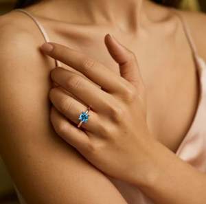 Anillo de Compromiso de Lujo con Moissanita Corte Princesa en Plata de Ley 925 con Engaste de Puntas Bañado en Oro para Boda y Fiesta - Product Image 2