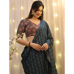 Hermoso Sari de crepé con estampado digital azul verde azulado con blusa - Product Image 5