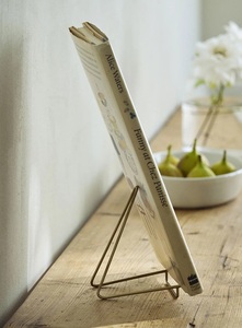 Support de livre de luxe en laiton avec cadre en fil métallique incliné pour livre de cuisine, tablette, menu et présentation sur table - Product Image 5