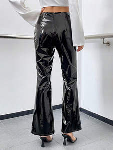 Pantalon en cuir verni noir taille haute pour femme, coupe slim évasée, brillant et très lustré, avec fermeture éclair - Product Image 4