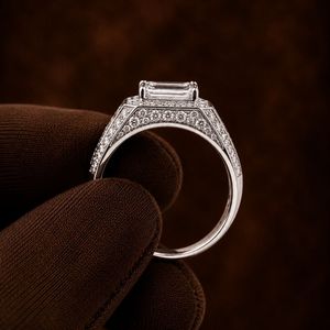 Anillo de Compromiso de Plata de Ley con Diamante en Forma de Esmeralda, Halo de Moissanita y Banda Pavé, Joyería para Propuesta - Product Image 3