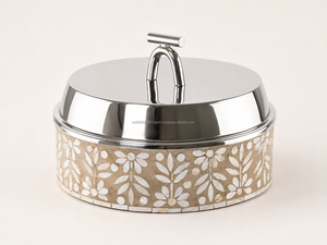 Casserole ronde en acier inoxydable avec incrustation florale, couvercle en métal durable avec poignée - Product Image 1