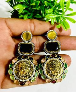 Boucles d'oreilles pendantes de luxe Sabyasachi, multicolores, bleu royal et vert, avec pierres précieuses, dorées, pour mariée, mariage, fête, bijoux de mode - Product Image 5