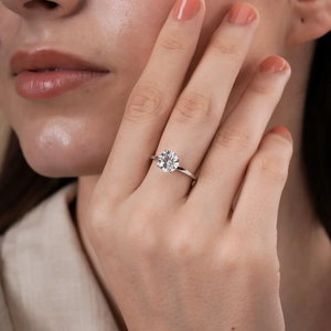 Bague de fiançailles solitaire en diamant de laboratoire rond brillant certifié IGI VVS2 avec diamants d'accentuation sous la galerie - Product Image 3