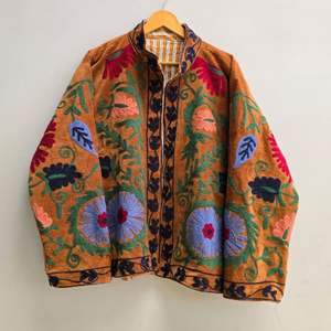 Chaqueta de algodón Suzani hecha a mano en India, chaqueta corta bordada a mano, abrigo unisex, chaqueta corta Suzani hecha a mano - Product Image 1