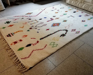 Alfombra de Lana Multicolor Blanca Marroquí Anudada a Mano, Patrón Geométrico, Ecológica, Antideslizante, Apta para Mascotas, para Sala de Estar y Niños - Product Image 1