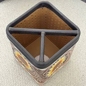 Portalápices Redondo de Cuero Genuino Hecho a Mano por Diseñador, Estilo Occidental, Organizador de Escritorio, Accesorio para Oficina y Escuela - Product Image 6