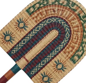 Éventail unique en jonc de mer tressé, avec des accents vert foncé rouille et bleu marine effet soleil, outil de rafraîchissement artisanal pour les coiffures estivales - Product Image 4