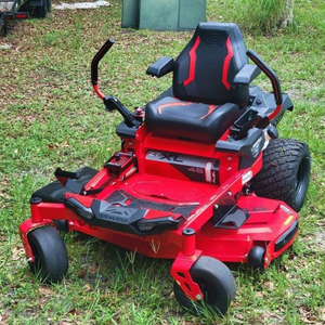 Cortacésped Comercial Gravely Pro-Turn 152 de Giro Cero, Motor de 4 Tiempos, Plataforma de Corte de 52 Pulgadas, Uso Pesado, con Motor Kawasaki, Modelo Ride-On, Bélgica - Product Image 1