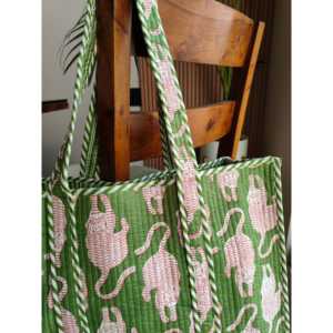 กระเป๋าโท้ทสีเขียวมรกตพิมพ์ลายเสือ  แบบปรับแต่งได้สำหรับงานพรอม  แบรนด์ The Quince Life - Product Image 1