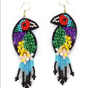 Boucles d'oreilles pendantes en raphia tressé à la main style bohème chic CRYSTAL CRAFT pour femme, avec perles et pompons, couleur personnalisable, 100% tendance pour les fêtes - Product Image 1