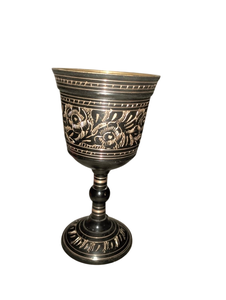 Copa de Vino de Latón Hecha a Mano con Patrón en Relieve, Ecológica y Personalizable, para Viajes y Eventos - Product Image 1