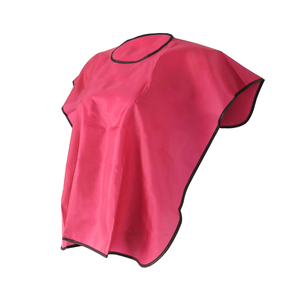 Capa Profesional de Peluquería Rosa de Poliéster Resistente al Agua para Salón de Belleza, Corte de Cabello, Coloración y Peinado, Reutilizable y Ajustable - Product Image 2