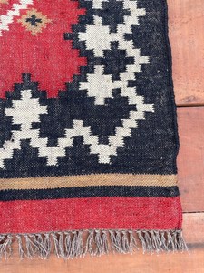 Tapis artisanal du Gujarat à motif abstrait rouge, noir et blanc en laine et acrylique, rectangulaire, tufté à la main, écologique, décoration moderne pour la maison - Product Image 4