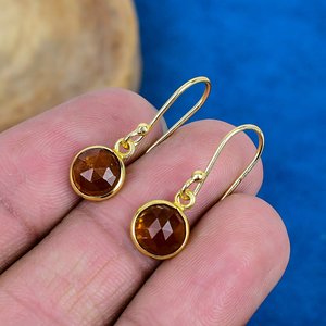 Boucles d'oreilles pendantes en pierre précieuse de grenat rouge naturel de forme ronde, plaquées or 18 carats sur finition argent sterling 925 - Product Image 3
