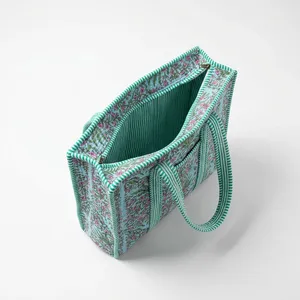 Sac fourre-tout léger à bandoulière en toile de coton matelassé floral fait main, style bohème vintage, avec fermeture éclair, haute qualité - Product Image 2