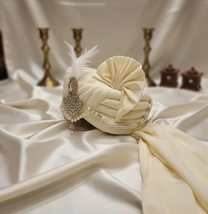 Turbante de Novio Hecho a Mano en Seda Crema con Cristales, Plumas Decorativas y Bordados, Accesorios para Ceremonia Real - Product Image 4