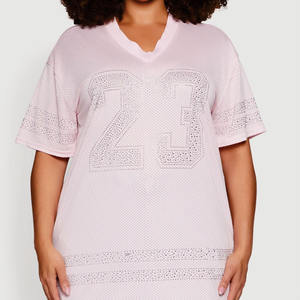 Camiseta Deportiva Moderna Personalizada con Pedrería Rosa Brillante, Camiseta con Cuello en V y Gráficos de Pedrería con Número Personalizado, Camiseta de Fútbol Americano - Product Image 3