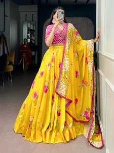 Conjunto de fiesta con lehenga de georgette con estampado floral y trabajo artesanal, blusa y dupatta. - Product Image 1