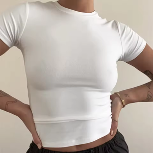 Haut court en tricot noir à manches courtes et col rond pour femme, coupe ajustée, avec logo, décontracté, pour le printemps et l'été - Product Image 6