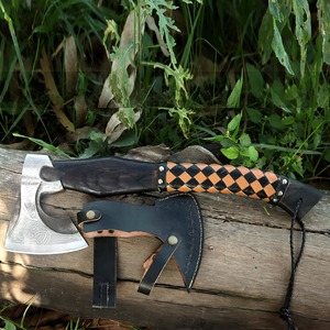 Hacha Vikinga de Acero al Carbono Grabada, Hacha con Mango de Madera y Cuero Trenzado, con Funda de Cuero - Product Image 1