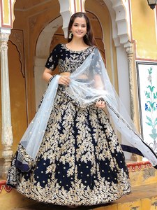 Robe de demoiselle d'honneur classique bleu marine brodée de fleurs, avec lehenga, haut court à col rond et manches courtes, dupatta transparent et coupe trapèze longue jusqu'au sol - Product Image 6