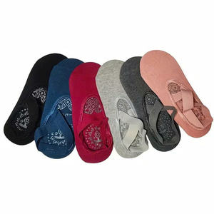 Chaussettes de sport antidérapantes en coton extensible respirant et confortable pour yoga, pilates et fitness, idéales pour l'entraînement en intérieur - Product Image 1