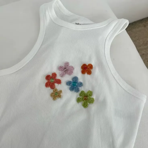 Crop top côtelé blanc pour femme, coupe ajustée, broderie florale perlée rose, sans manches, fait main, en toile de coton légère, style streetwear - Product Image 3