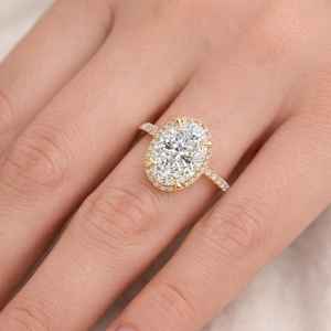 Bague de promesse classique en moissanite taille ovale avec halo pour femme, en argent sterling 925 plaqué or, cadeau de fiançailles pour partenaire - Product Image 1