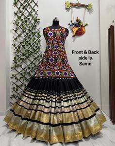 Conjunto de Kurti y Lehenga de Algodón Muslin Negro de Diseño, Lehenga Tradicional Gujarati Bordada para Fiesta de Navratri, Secado Rápido - Product Image 4