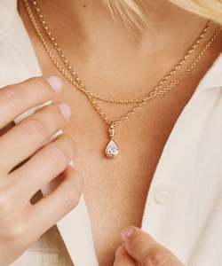 Collar con colgante de diamante talla pera de inspiración vintage, 1 quilate, diamante cultivado en laboratorio, en oro amarillo de 9K y 18K - Product Image 2