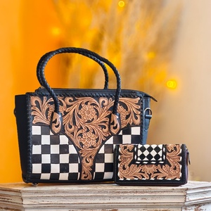 Sac fourre-tout pour femme en cuir véritable 100% avec motif damier noir et blanc et décorations florales sculptées - Product Image 2