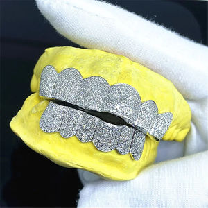 Grillz personnalisés Orave pour hommes, en argent sterling 925 et or 10 carats, avec diamants de laboratoire VVS taille brillant, luxueux, sertis de diamants, testés et approuvés par le testeur de diamants, pour les dents. - Product Image 3