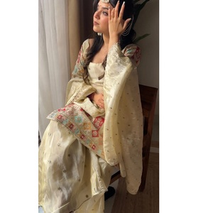 Presentamos un elegante conjunto de kurta, sharara y dupatta de diseño, en seda chinon pura con bordados. Compre directamente del proveedor. - Product Image 1