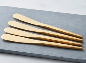 Ensemble de couverts de table avec des poignées courbées lisses et une finition métallique artistique pour une mise en scène de table haut de gamme et des repas élégants - Product Image 2
