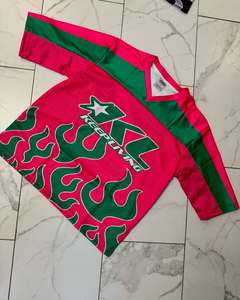 เสื้อยืดฟุตบอลแบบสั่งทำพิเศษสำหรับผู้หญิง ขายดี พร้อมตัวอักษรพิมพ์ลาย ไหล่ตก เสื้อตาข่าย เสื้อผ้าผู้ชาย แฟชั่นเสื้อยืด สตรีทแวร์ - Product Image 1