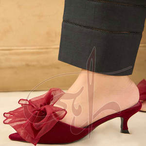 Tacones Deslizantes para Mujer Hechos a Medida en Pakistán, Antideslizantes, con Parte Superior de Terciopelo y Seda, Entresuela Antideslizante, Diseño de Moda Hecho a Mano - Product Image 4