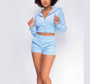 ชุดเซ็ตฮู้ดดี้ครอปซิปและกางเกงขาสั้นสำหรับผู้หญิง ดีไซน์ใหม่ แบบสั่งทำได้ OEM เสื้อท่อนบนแบบดิสเทรสสีพื้น และกางเกงขาสั้นตะเข็บต่ำ OEM ชุดเซ็ตผ้าฝ้าย 100% - Product Image 3