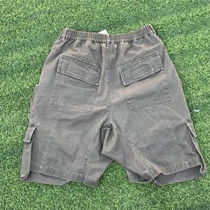 Shorts cargo gris personnalisés pour hommes, taille élastique, en toile respirante, mi-longs, style décontracté, couleur unie, avec poches - Product Image 2