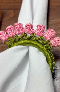 Anillo de Servilleta Floral de Ganchillo: Decoración de Mesa Hecha a Mano con Diseño de Tulipán para Primavera y Regalo de Inauguración de Casa - Product Image 2