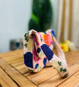 Porte-monnaie décoratif artisanal en coton brodé pour Noël et les fêtes, mini-portefeuille avec des motifs de fils colorés - Product Image 3