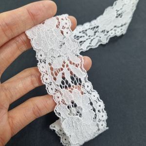Dentelle extensible florale légère avec bord festonné en nylon et élasthanne de 4 cm pour lingerie et garniture décorative - Product Image 3