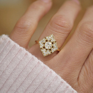 Bague pour femme en or jaune avec diamant taille Asscher cultivé en laboratoire et diamants incrustés, style de luxe - Product Image 4