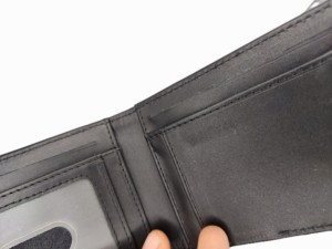 กระเป๋าสตางค์หนังแท้สีดำปักโลโก้ตามสั่งสำหรับผู้ชาย ป้องกัน RFID ช่องใส่บัตรหลายช่อง ซับในผ้าไหม มีที่ใส่บัตร ขายส่ง - Product Image 6
