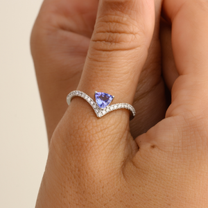 Anillo Chevron de Oro Sólido de 14K con Tanzanita y Diamantes de Corte Trillón - Product Image 1
