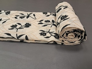 Tela Bordada de Algodón Blanco y Negro de Primera Calidad en Oferta - Material con Diseño Geométrico de Panal y Cordón Floral para Vestidos - Product Image 2