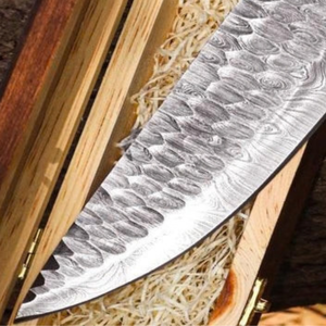 Cuchillo de Chef con Patrón Damasco Plateado y Mango de Madera con Patrón Marrón Oscuro, Hoja Ancha y Afilada para Cocina y Carne - Product Image 3